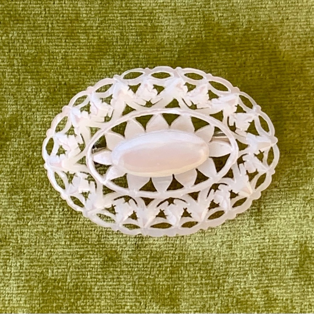 Vintage Reticulated Mother Of Pearl Brooch 1800s
